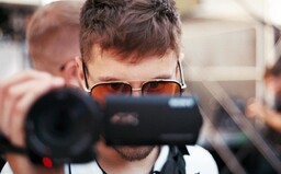 Kreativní ředitel Milion+ Andreas Gold: Miluju spontánní klipy, AVU jsem nedodělal (Rozhovor)