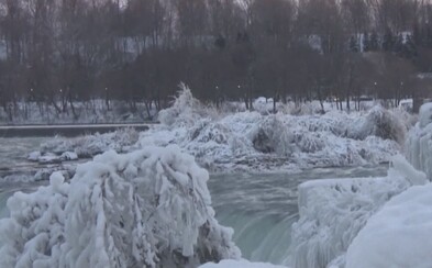 Krutá zima v Spojených štátoch amerických a Kanade sa postarala o to, že Niagarské vodopády čiastočne zamrzli Krutá zima v Spojených štátoch amerických a Kanade sa postarala o to, že Niagarské vodopády čiastočne zamrzli