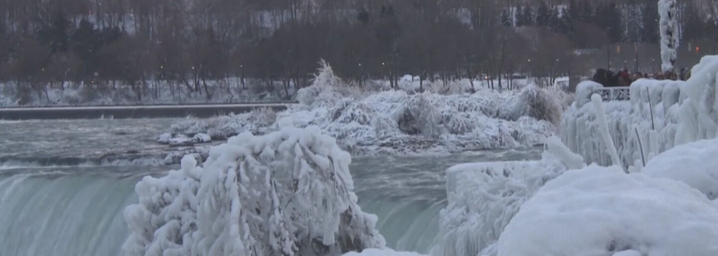 Krutá zima v Spojených štátoch amerických a Kanade sa postarala o to, že Niagarské vodopády čiastočne zamrzli