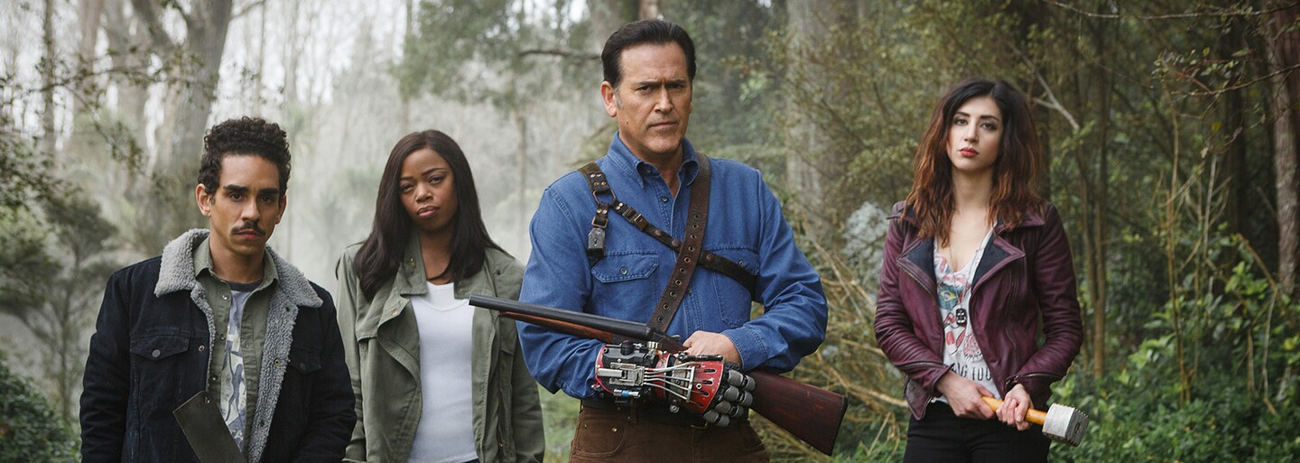 Krvavý, prehnane zábavný a vtipný, taký je seriál Ash vs Evil Dead (Recenzia)
