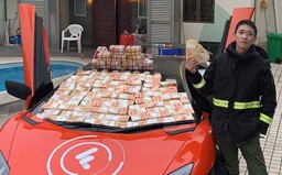 Kryptoměnový milionář rozhazoval z okna tisíce bankovek, lidé na ulici šíleli. Prý se cítil jako Bůh