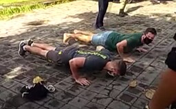 Kdo nenosí roušku, musí na Bali klikovat. Místní úřady chtějí deportovat turisty, kteří nedodržují opatření