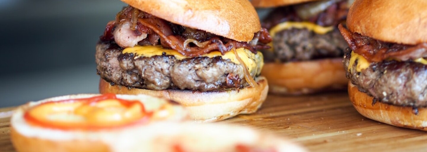 Ktorý burger z donášky je najlepší? Týchto 5 bratislavských prevádzok otestovali Čoje aj Demotivácia