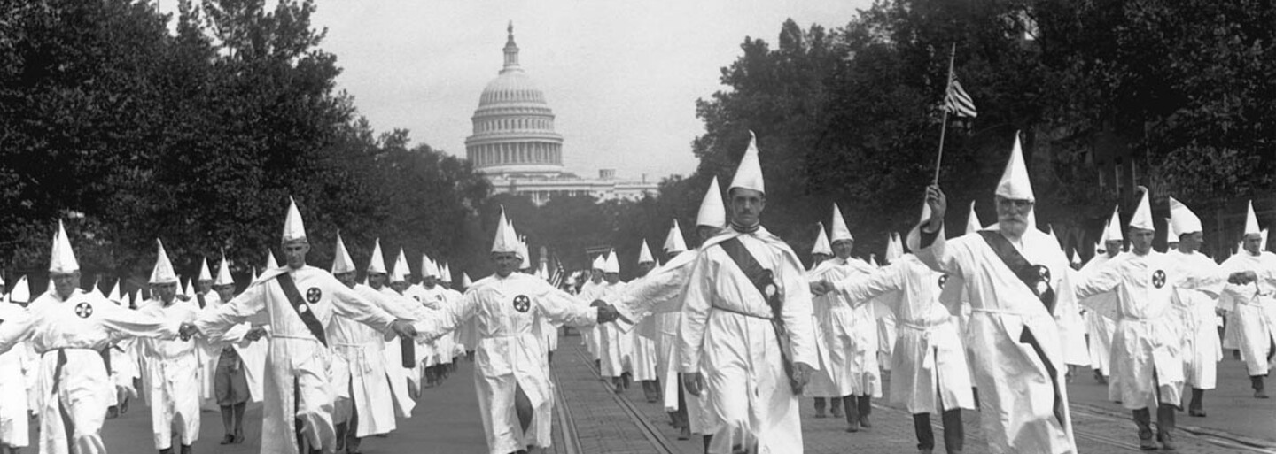Ku Klux Klan: Rasistická organizácia stojaca za terorom, znásilneniami a masovými popravami tisícov Afroameričanov