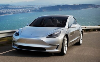 Kult milovníkov elektromobilov. Tesla podľa šéfa Toyoty vyrába niečo, čo sa dá nazvať iPhonom na kolesách Kult milovníkov elektromobilov. Tesla podľa šéfa Toyoty vyrába niečo, čo sa dá nazvať iPhonom na kolesách