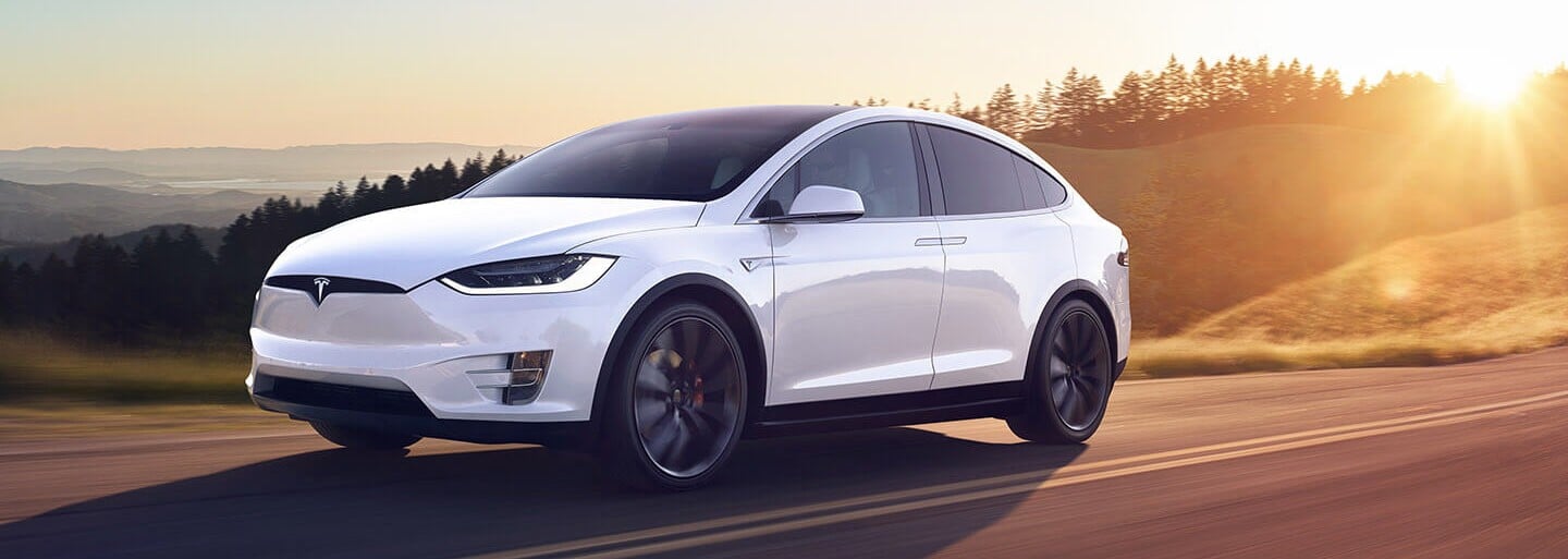 Kult milovníkov elektromobilov. Tesla podľa šéfa Toyoty vyrába niečo, čo sa dá nazvať iPhonom na kolesách