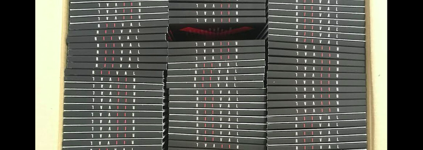 Kuriér, ktorý mal doručiť zásielku z výroby s ešte nevydanými RIIVAL albumami si dovolil otvoriť balík, ukradnúť CD a chváliť sa ním na Facebooku
