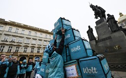 Kurýři Woltu protestovali na Václavském náměstí proti snížení honorářů. Společnost tvrdí, že je spravedlivější