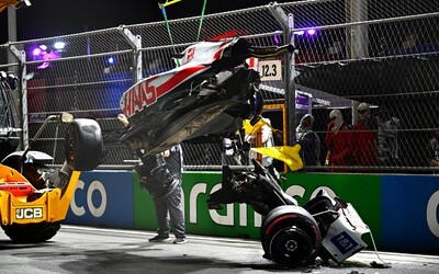 Kvalifikácia F1: Hororová nehoda Schumachera, najrýchlejší Pérez a zlyhanie Hamiltona
