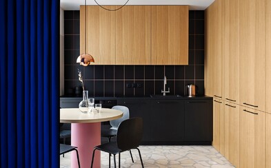 Kyjev odkrývá apartmán pro mladý pár, kterému dominují šikovná řešení, otevřenost prostor a barevné akcenty Kyjev odkrývá apartmán pro mladý pár, kterému dominují šikovná řešení, otevřenost prostor a barevné akcenty