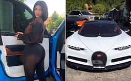 Kylie Jenner musela zmazať video s 3-miliónovým Bugatti Chiron z Instagramu po tom, čo jej začali ľudia hromadne nadávať