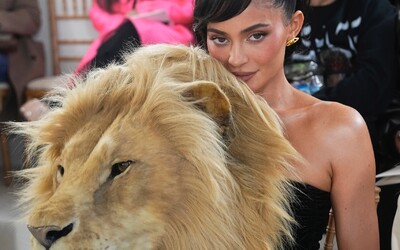 Kylie Jenner schytala hejt za šaty od Schiaparelli s obrovskou hlavou leva. Tie šaty sú nechutné a choré, píšu fanúšikovia