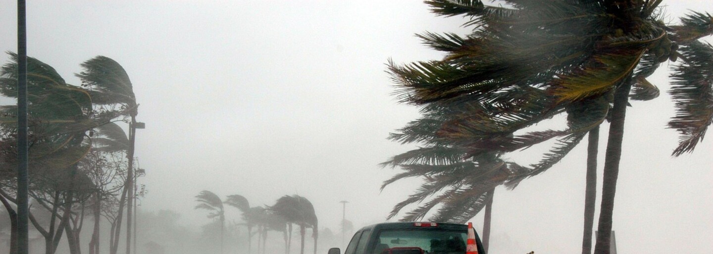 Kývu sa celé budovy a padajú kusy konštrukcií. Supertajfún Mangkhut spustošil Hongkong, Čínu aj Filipíny