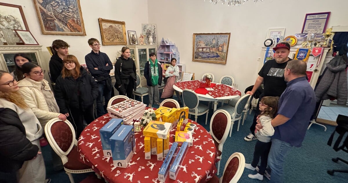 Česká značka na Vánoce rozdala dárky dětem v domovech. Být nice nic nestojí, vzkazuje