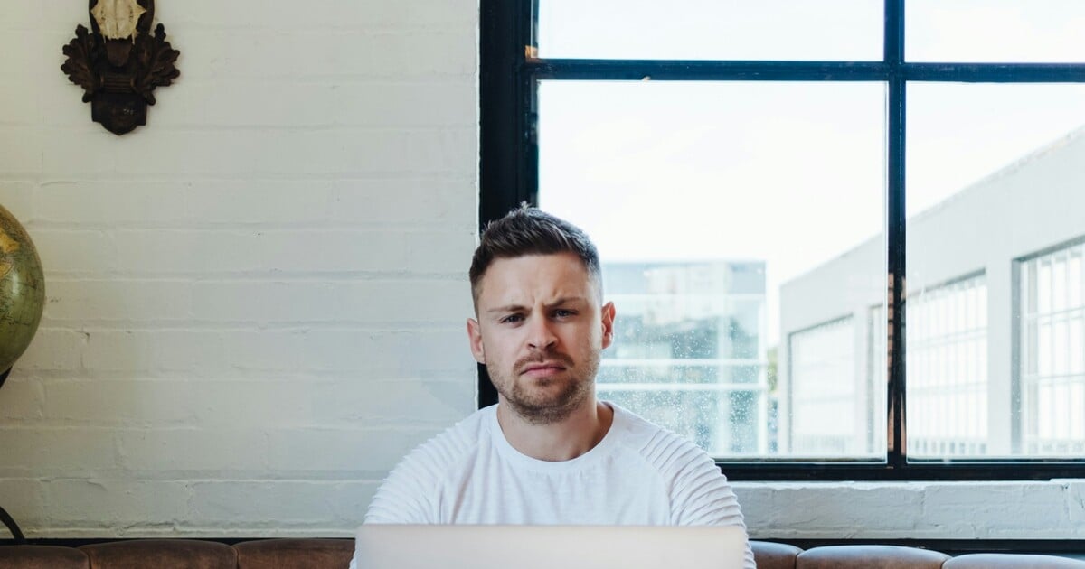 66 procent gen Z a milenials končí pracovní den v bolestech. Tohle bys měl*a vědět, jestli máš sedavou práci