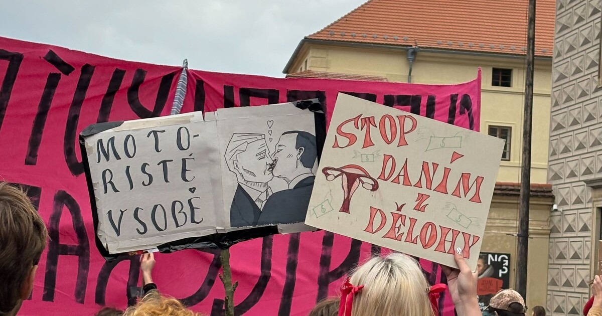 FOTO: Feministický Pochod pro život vyrazil do ulic Prahy. Lidé přišli podpořit práva žen a queer osob