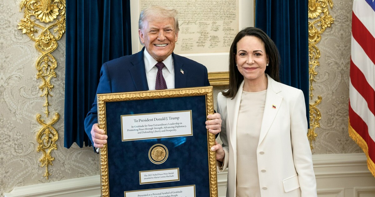 Donald Trump převzal Nobelovu za mír od opoziční lídryně Venezuely. Potvrdil, že má malý...