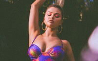 La'Mariette x Selena Gomez predstavujú plavky inšpirované aurou a sebavedomím speváčky