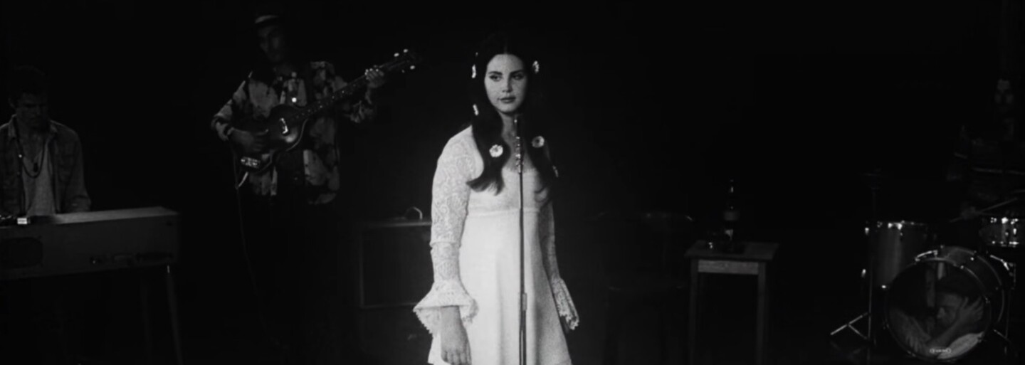 Lana Del Rey cestuje kosmem v novém videoklipu ke skladbě Love z připravovaného alba