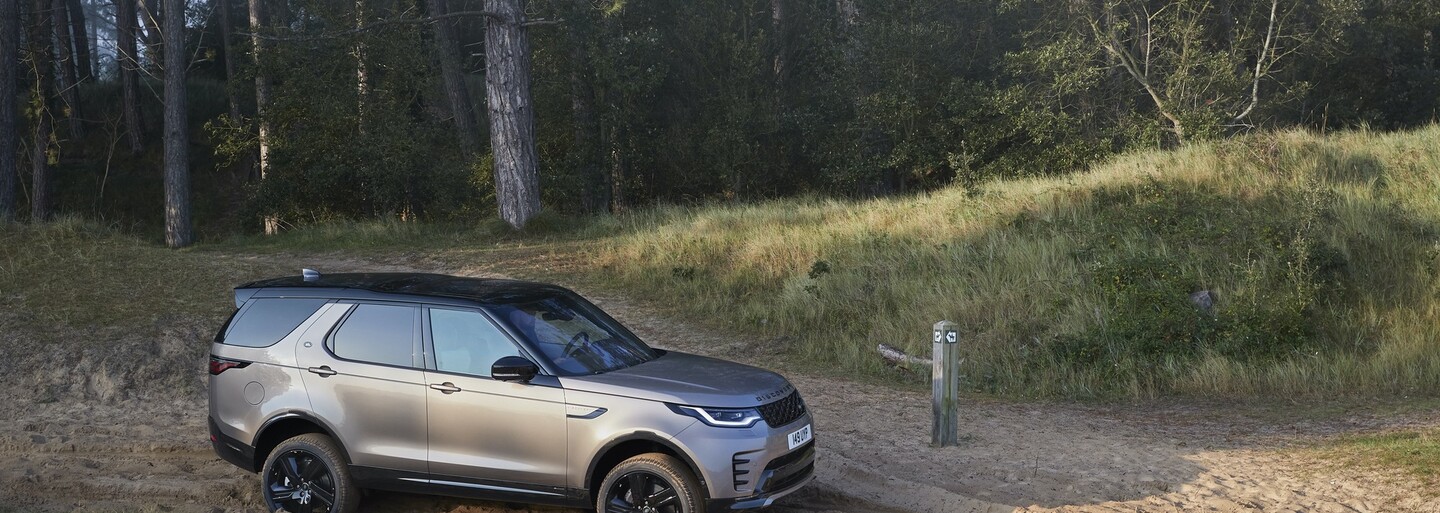 Land Rover Discovery prošel modernizací. Dostal moderní kokpit a mild-hybridní motory