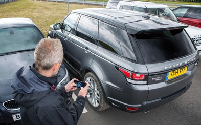 Land Rover na diaľkové ovládanie? Automobilka vymyslela aplikáciu, s ktorou dokážete ovládať auto zvonku Land Rover na diaľkové ovládanie? Automobilka vymyslela aplikáciu, s ktorou dokážete ovládať auto zvonku