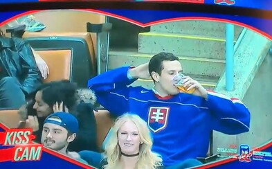 Láska k zlatistému moku bola silnejšia ako láska k žene. Slovenský fanúšik svojím konaním pobavil aj športových komentátorov Láska k zlatistému moku bola silnejšia ako láska k žene. Slovenský fanúšik svojím konaním pobavil aj športových komentátorov