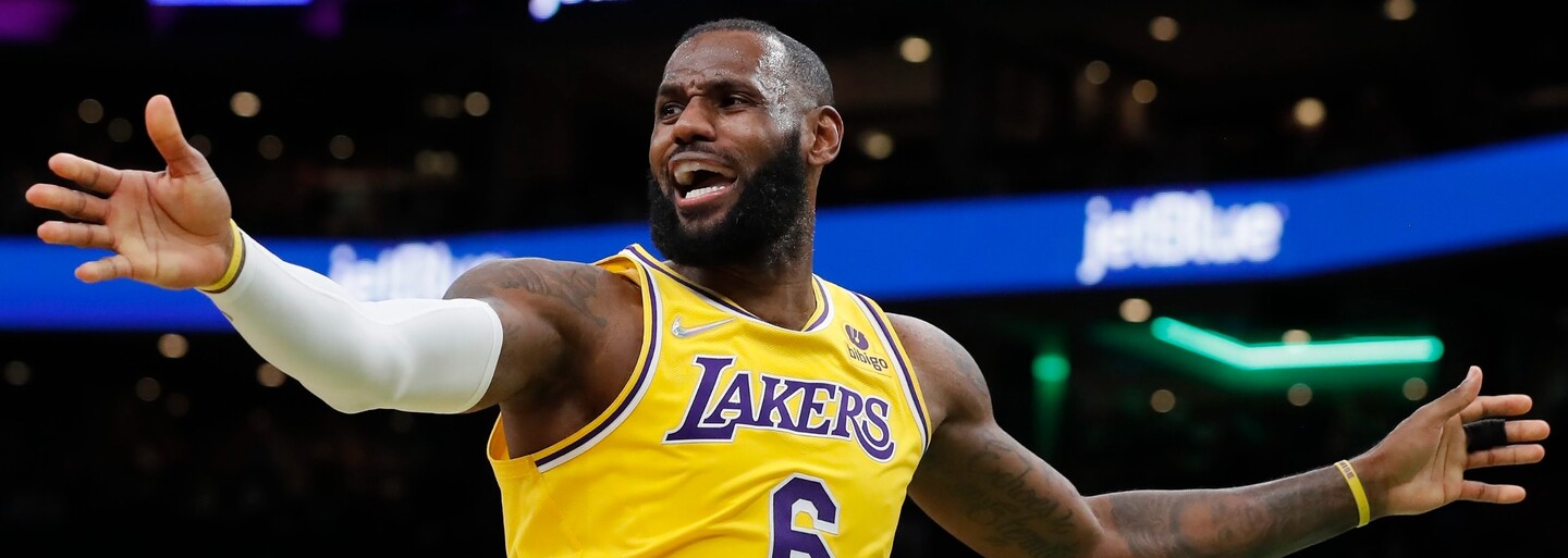 LeBron James slavil trojku nevhodným gestem. Musí zaplatit pokutu