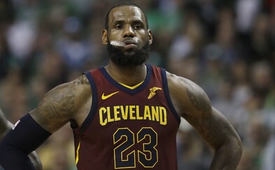 LeBron James podpísal zmluvu s LA Lakers. Za sekundu zarobí viac ako 1 dolár LeBron James podpísal zmluvu s LA Lakers. Za sekundu zarobí viac ako 1 dolár