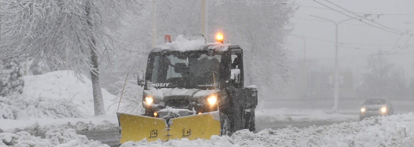 Ledovka a sníh v Česku komplikují dopravu. Na těchto místech nevyjely spoje MHD