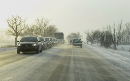 Ledovka opět komplikuje dopravu v celém Česku, v Praze a okolí mají problémy autobusy. Jak to vypadá v dalších krajích?