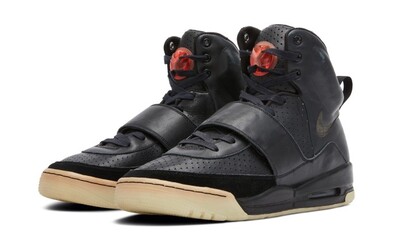 Legendární tenisky Kanyeho Westa se prodaly za 1,8 milionu dolarů. Prototyp Nike Air Yeezy 1 nyní můžeš vlastnit i ty Legendární tenisky Kanyeho Westa se prodaly za 1,8 milionu dolarů. Prototyp Nike Air Yeezy 1 nyní můžeš vlastnit i ty