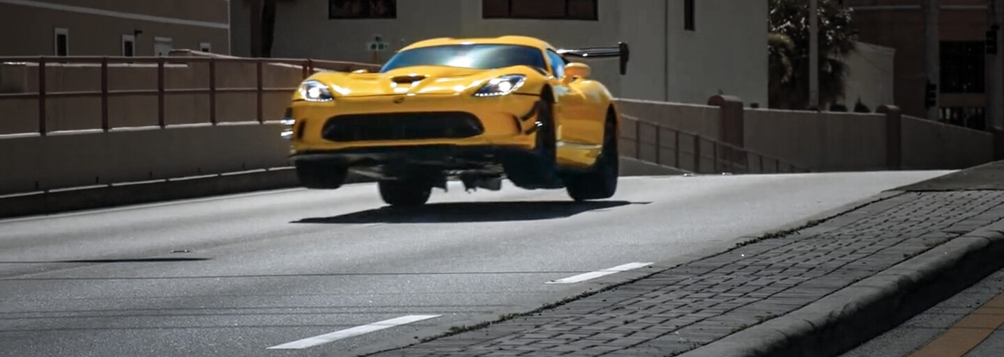 Legendární Dodge Viper se víceméně loučí v další perfektní reklamě od Pennzoilu