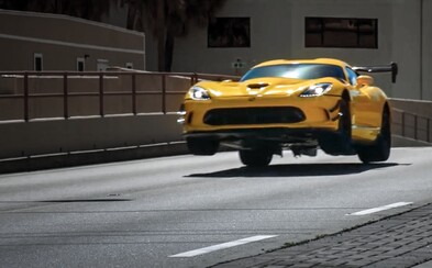 Legendární Dodge Viper se víceméně loučí v další perfektní reklamě od Pennzoilu Legendární Dodge Viper se víceméně loučí v další perfektní reklamě od Pennzoilu
