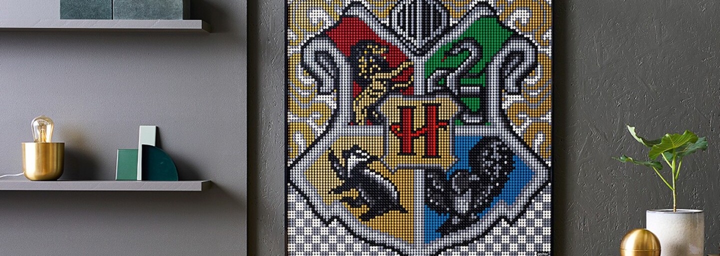 LEGO přináší svět Harryho Pottera na tvou zeď. Postav si erb své oblíbené koleje
