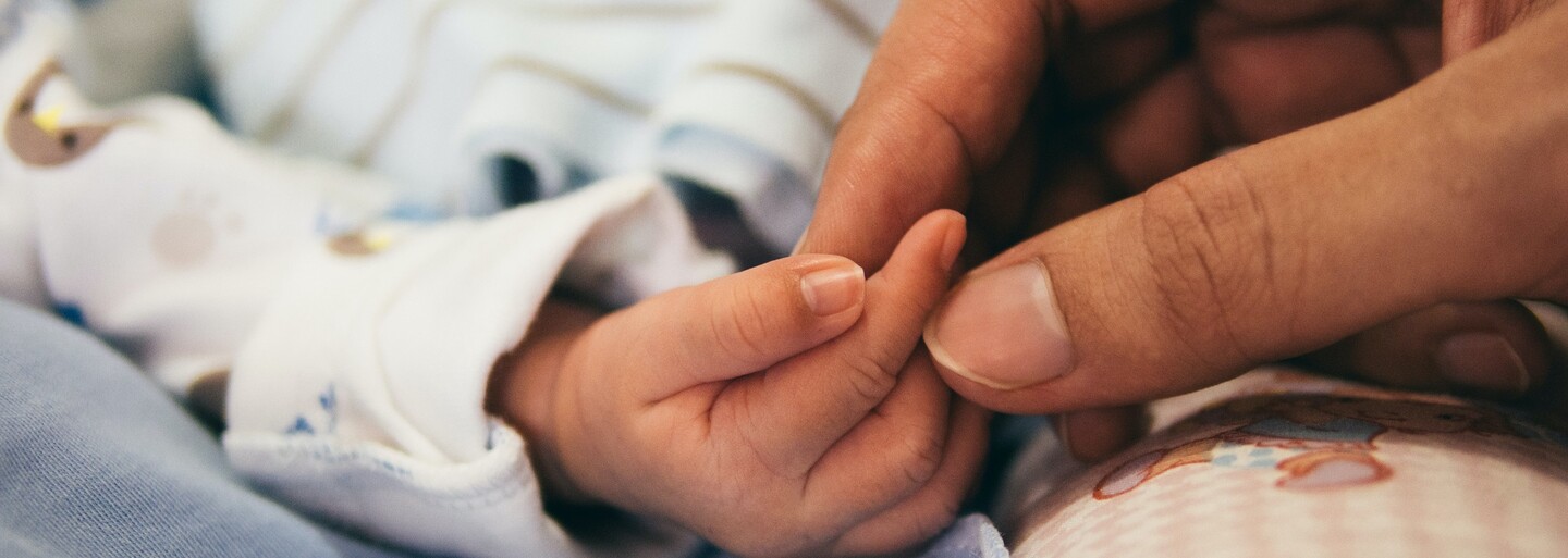 Lékaři jí dali šanci 10 procent na přežití. Holčička narozená ve 22. týdnu už je doma s rodiči