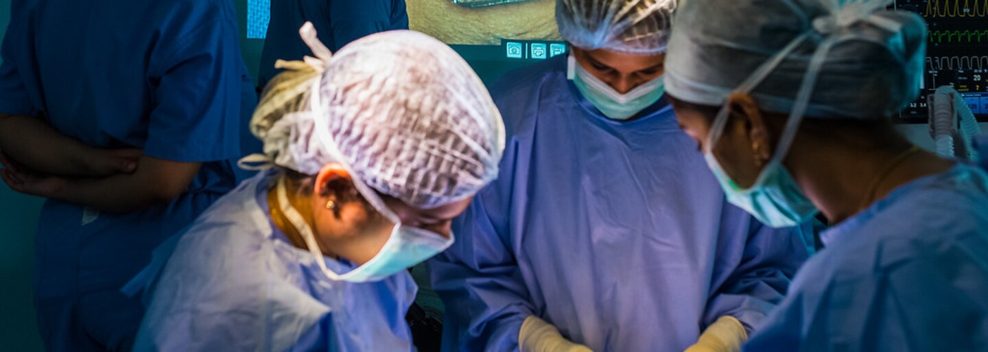 Slovenská lékařka, která pacientovi vyoperovala nesprávné oko, si sype popel na hlavu. Chce ho finančně odškodnit 