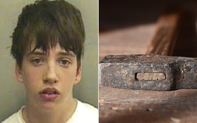 Len 14-ročný chlapec umlátil mamu kladivom a potom ju v dome podpálil. Inšpiroval sa krvákom Saw a vrahom zo seriálu