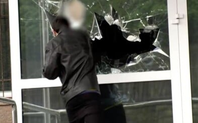 Len nedávno 16-ročný mladík sekerou rozbil na policajnom riaditeľstve okno a chcel drogy, teraz zaútočil na bývalku a policajta Len nedávno 16-ročný mladík sekerou rozbil na policajnom riaditeľstve okno a chcel drogy, teraz zaútočil na bývalku a policajta