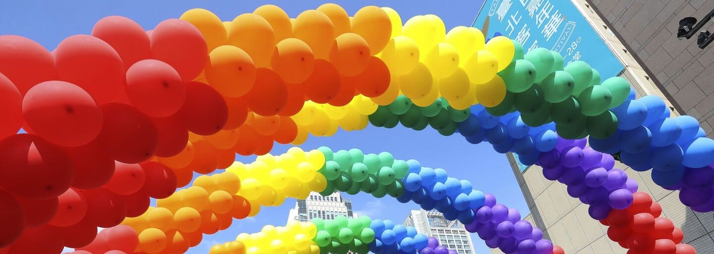 Jen polovinu mladých lidí přitahuje výhradně opačné pohlaví, ukázal průzkum
