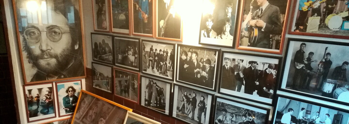 Lennonov dom, Lennonova ulica, Lennonov parčík, Beatles záchod. Boli sme u najväčšieho fanúšika Beatles, vodára Paliho z Bardejova
