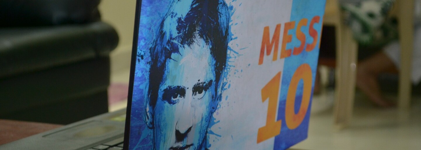 Leo Messi dal bez problémov jasličky reportérovi zo vzdialenosti takmer 50 metrov