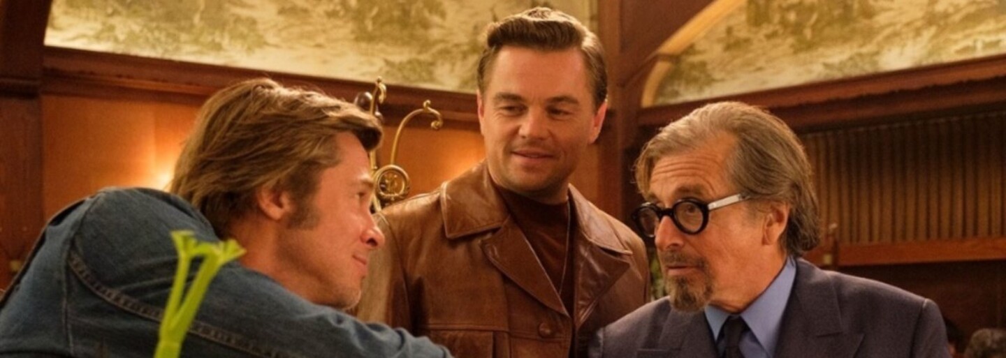 Leonardo DiCaprio, Brad Pitt a Margot Robbie odhalují na plakátech Tarantinův film o bouřlivých 70. letech v Hollywoodu