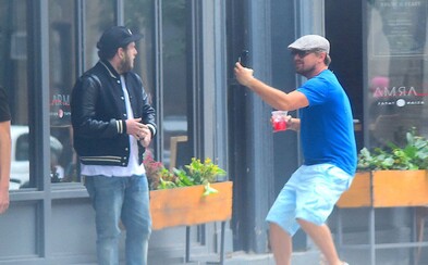 Leonardo DiCaprio si na ulici vystřelil z Jonaha Hilla. Přiběhl k němu, jako kdyby byl bláznivý fanoušek toužící po záběrech Leonardo DiCaprio si na ulici vystřelil z Jonaha Hilla. Přiběhl k němu, jako kdyby byl bláznivý fanoušek toužící po záběrech