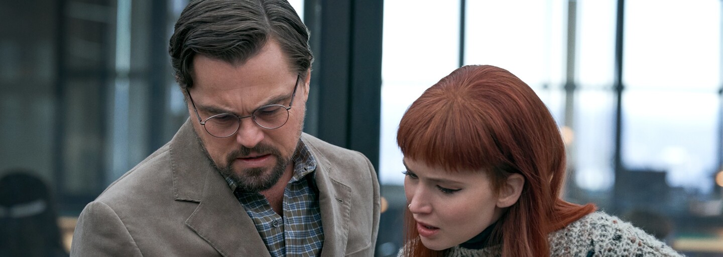 Leonardo DiCaprio zachraňuje planétu pred kométou. Konšpirátori chcú radšej kométu vyťažiť, aj keď to zničí Zem