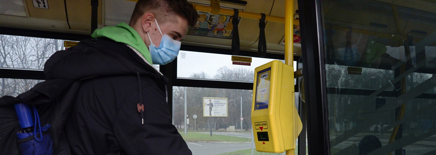 Léto bez respirátorů? Do MHD či obchodů bude stačit rouška