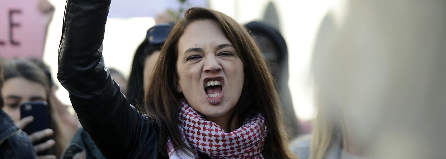 Letušky se v centru Říma svlékly do spodního prádla. Protestovaly proti pracovním podmínkám