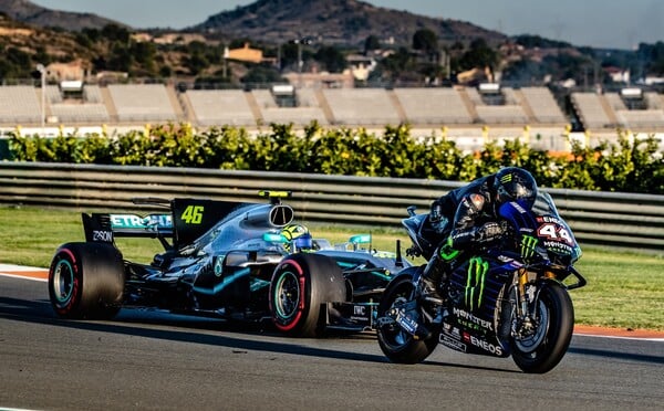 Lewis Hamilton a Valentino Rossi si vymenili pretekárske stroje. Talian zaostal len o 1,5 sekundy