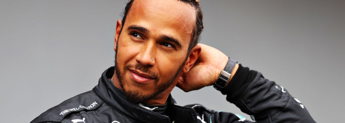 Lewis Hamilton sa k novinkám pridal s trojkou hodiniek, s prsteňmi ako perlami na krku. Verzia FIA šperky jazdcom zakazuje