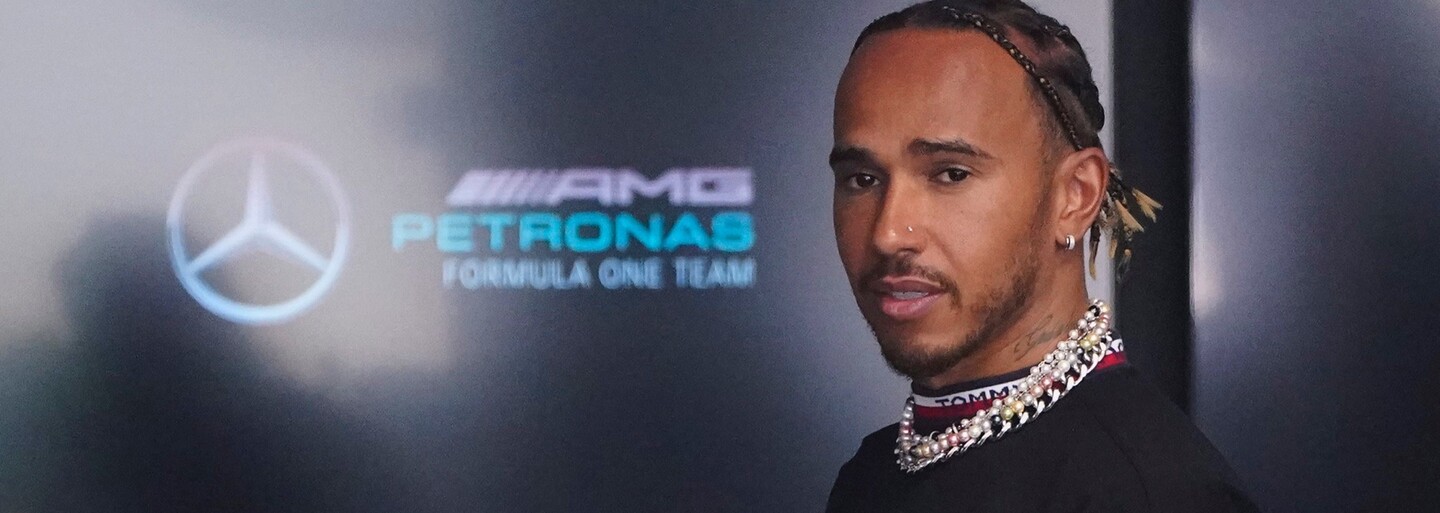 Lewis Hamilton prišiel pred novinárov s trojicou hodiniek, s prsteňmi a s perlami na krku. Vedenie FIA šperky jazdcom zakazuje
