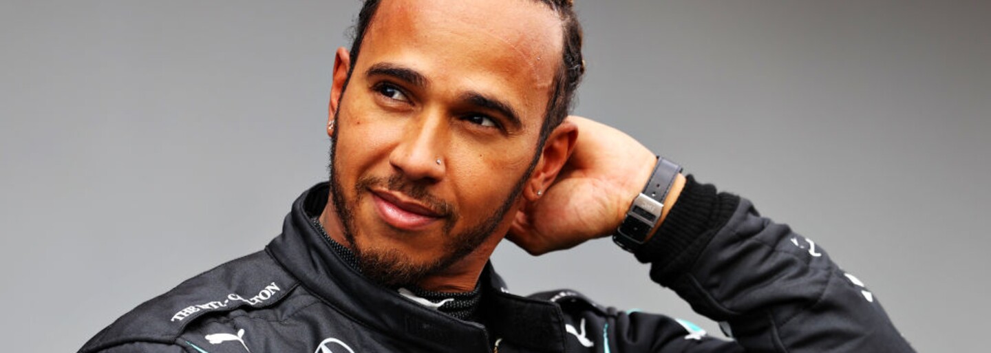 Lewis Hamilton sa postavil vedeniu F1. Náušnice si v monoposte dole nedá. „Nemali by vám zakazovať byť tým, kým ste,“ povedal
